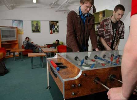Reunion-de-jovenes-en-Hostal-Domino